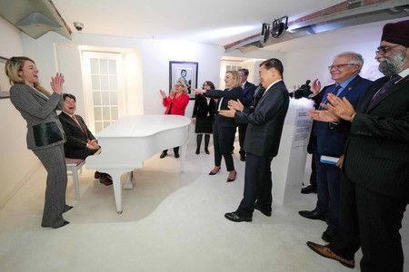 在「披頭四・歷史博物館」內演奏鋼琴,被與會的各國外交部長一致拍手叫好的外務大臣林芳正(左起第二人)=11日、英國中部利物浦(AFP時事)