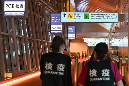 在羽田機場國際線入境航站樓步行的檢疫人員們=1日、東京都大田區(AFP時事)