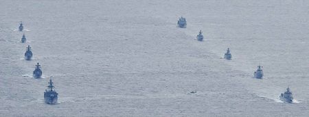 中國海軍（右）和俄國海軍（左）通過大隅海峽後，在東海行駛的艦艇，2021年10月23日，長崎縣男女群島的南南東海域（防衛省統合幕僚監部提供）
