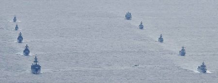 中國海軍(右)和俄國海軍(左)通過大隅海峽後,在東海行駛的艦艇,2021年10月23日,長崎縣男女群島的南南東海域(防衛省統合幕僚監部提供)