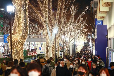 平安夜，許多人在喧鬧的表參道聚集＝2021年12月24日、東京都澀谷區