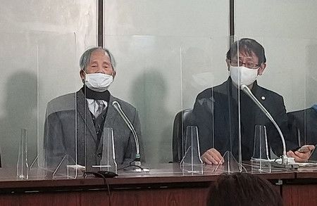在日本國籍確認訴訟判決結束後出席記者會的原告楊馥成（左）＝11日下午、東京都千代田區