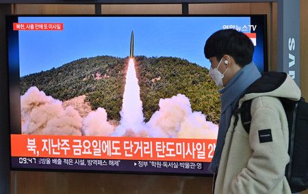 17日、於韓國首爾車站内，觀看北韓發射導彈新聞的男性（AFP時事）
