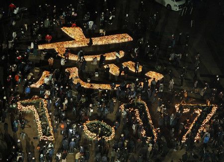 迎接阪神大地震27週年之際的追悼集會，燈籠上面裝飾著「忘　1.17」文字＝17日上午、神戸市中央區東遊園地