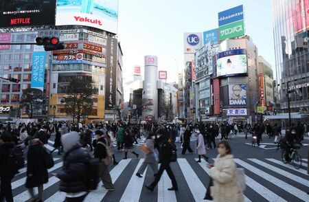 許多行人匯集於澀谷十字路口＝14日下午、東京都澀谷區