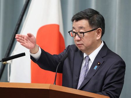 出席記者會的官房長官松野博一=24日上午、首相官邸