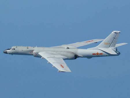 與俄國軍機在日本週邊共同飛行的中國空軍轟6轟炸機＝2021年（防衛省提供）