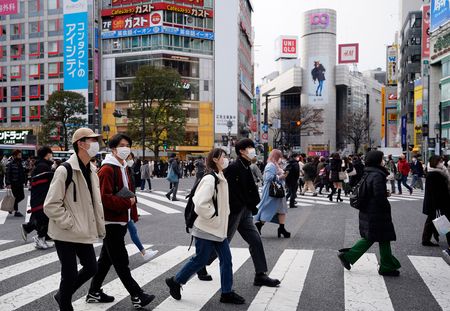 於澀谷全方向十字路口漫步的人們＝25日、東京都澀谷區（EPA時事）