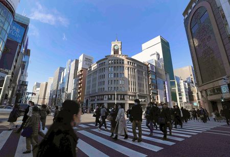 在東京銀座十字路口漫步的人們=20日、東京都中央區