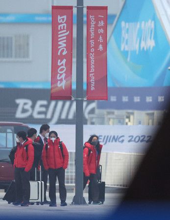 抵達選手村的競速滑冰選手高木美帆（右起）等日本選手團＝30日、北京
