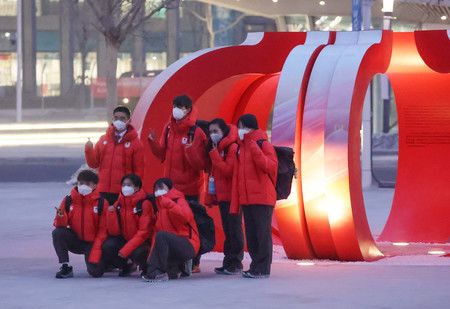 抵達選手村，拍攝記念照的日本選手團＝30日、北京
