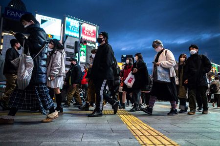 於東京・新宿道路上漫步的人們＝1月30日、東京都新宿區（AFP時事）
