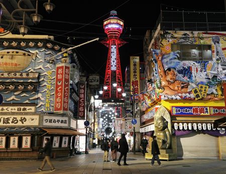 呼籲緊急事態到來時，官方將通天閣點上紅色燈光做警示＝1月24日夜晚、大阪市浪速區