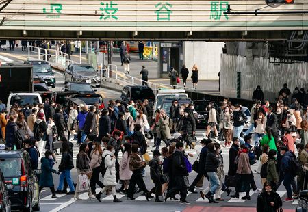 澀谷站前的十字路口交錯的行人＝1月25日、東京都澀谷區（EPA時事）