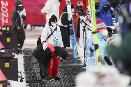 跳台滑雪混合團體第一輪跳躍結束後，對媒體報導們低頭致謝的高梨沙羅＝7日、中國・張家口