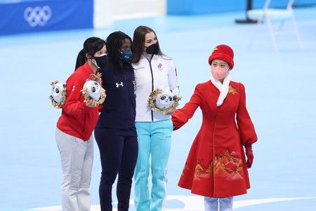 競速滑冰女子500公尺獲得銀牌的高木美帆（左）＝13日、北京