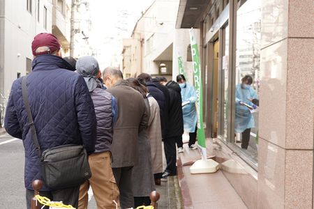 排隊準備接受新型冠狀病毒PCR檢查的人們=1月19日、東京都新宿區