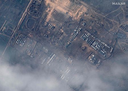 集結於烏克蘭南部克里米亞半島訓練場的俄軍部隊衛星照片＝2021年12月23日（Maxar Technologies Inc提供、AFP時事）