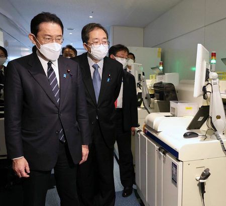 視察羽田機場邊境檢疫的首相岸田文雄(左)=12日(官方代表攝影)