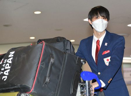 歸國的男子滑冰羽生結弦=21日夜晚、成田機場(代表攝影)