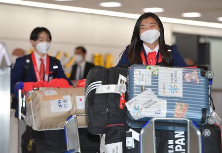 歸國的女子滑冰選手坂本花織(右)。左邊是男子選手鍵山優真=21日夜晚、成田機場(代表攝影)