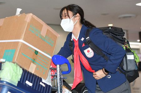 歸國的女子滑冰選手高木美帆=21日夜晚、成田機場(代表攝影)