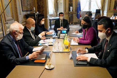22日、在巴黎舉辦的七大工業國（G7）外交首長電話會談前，先會談的歐洲各國外交首長們（AFP時事）