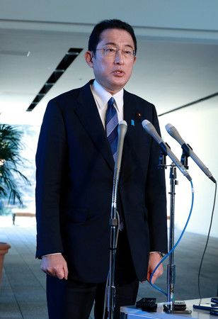 就烏克蘭情勢相關接受記者團採訪的首相岸田文雄=24日下午、首相官邸