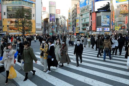 澀谷的十字路口交錯步行的人們＝1月22日、東京都澀谷區