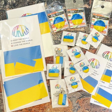 以烏克蘭國旗為裝飾的徽章等商品（Kokkisu提供）