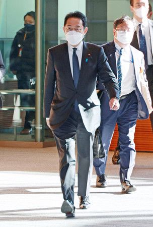 進入首相官邸的首相岸田文雄=7日上午、東京・永田町