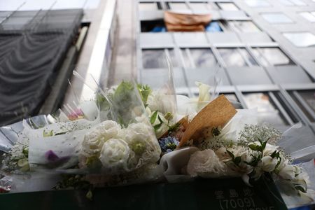在火災的大樓前獻上的花束＝2021年12月18日下午，大阪市北區