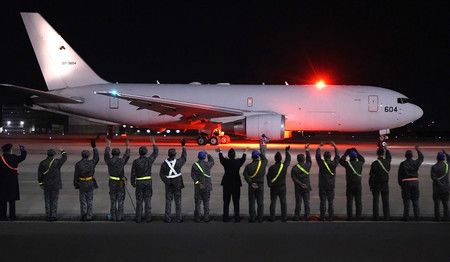 滿載烏克蘭支援物資，啟程出發的空中加油機KC767＝8日晚上、愛知縣航空自衛隊小牧基地