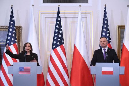 10日、在華沙舉行記者會的美國副總統賀錦麗（左）與波蘭總統杜達（AFP時事