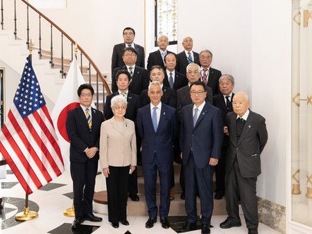 家族會與駐日美國大使艾曼紐（前列中央）＝14日、東京都港區（駐日本美國大使館提供）