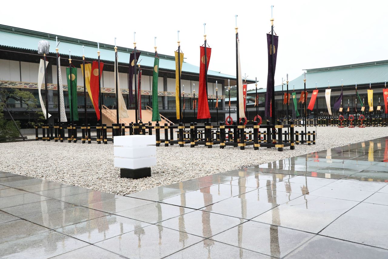 「即位禮正殿之儀」中,宮內廳職員原定將身著古裝,扮作「威儀之士」 列隊於中庭,此次因為雨天而取消,只有各色旗幡豎立其中。 (時事社)