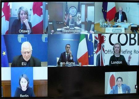 出席線上形式召開的七大工業國集團（G7）外交部長級會議的林芳正外務大臣（右下）等人＝17日夜（外務省提供）