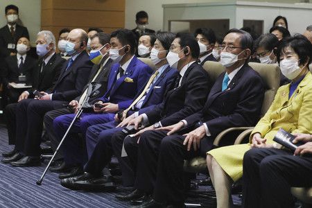 聆聽烏克蘭總統澤連斯基線上演說的首相岸田文雄(右起第3人)等人=23日傍晚、衆議院議員會館