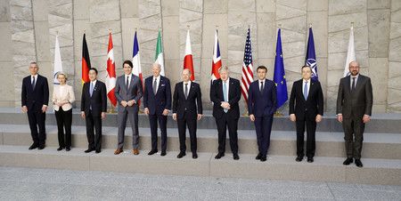 ㄉ4日、出席北約本部前記念合影（左起）的北約秘書長史托騰伯格、歐盟執委會主席馮德萊恩、日本首相岸田文雄、加拿大總理杜魯道、美國總統拜登、德國總理蕭茲、英國首相強森、法國總統馬克宏、義大利總理德拉吉、歐盟峰會主席米歇爾（官方代表攝影）