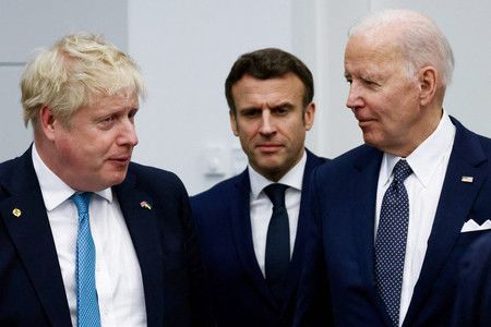 24日，出席布魯塞爾召開的七大工業國（G7）緊急元首峰會的英國首相強森（左）、法國總統馬克宏（中央）、美國總統拜登（AFP時事）