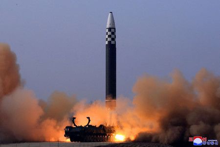 24日、北韓實驗發射新型洲際彈道飛彈（ICBM）「火星17」＝北韓的朝鮮中央通信社於25日發表（AFP時事）