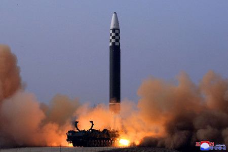 24日、北韓實驗發射新型洲際彈道飛彈(ICBM)「火星17」=北韓的朝鮮中央通信社於25日發表(AFP時事)