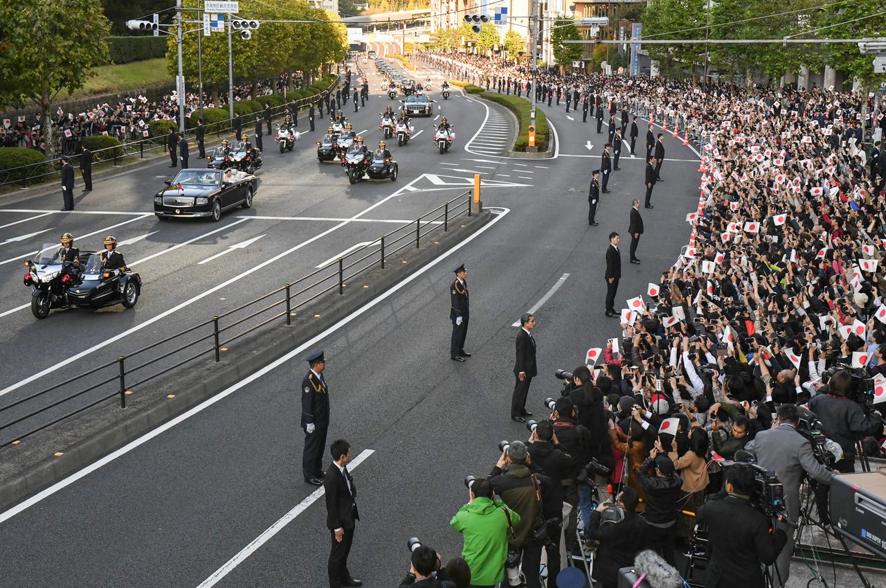 在遊行路線沿途搖旗祝福的人們，10日下午，東京都港區青山大道[記者團代表攝影]（時事）