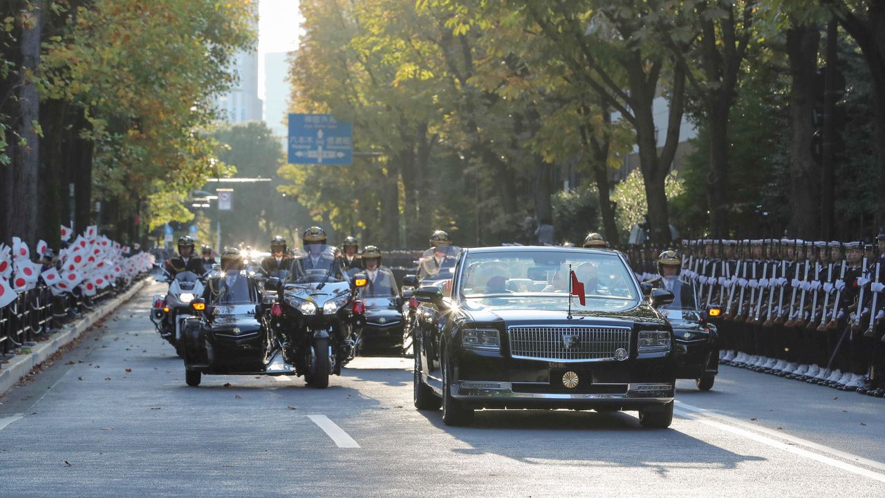 遊行車隊。自衛隊儀仗隊列隊迎接,10日下午,東京都港區赤坂御所正門前(時事)