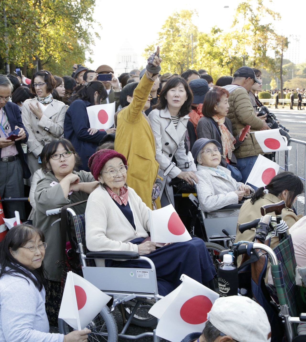 在沿途等候遊行車隊的人們,10日下午,東京都千代田區櫻田門十字路口(時事)