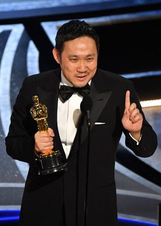 以「在車上」獲得第94屆美國奧斯卡最佳國際電影獎後，將奧斯卡小金人握在手中相當高興的導演濱口龍介＝27日、美國加州（AFP時事）