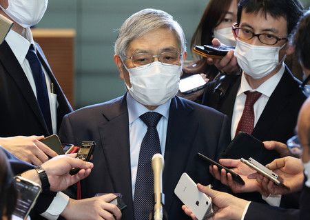 與首相岸田文雄會談後,接受記者團採訪的日銀總裁黑田東彥(中央)=30日下午、首相官邸