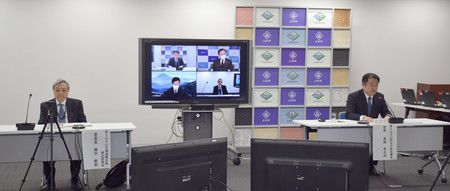 就富士山噴火時的避難計畫進行中間報告的山梨縣知事長崎幸太郎(右)等人=30日下午、於該縣廳