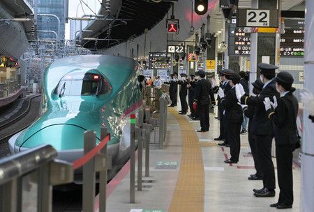 慶祝東北新幹線全線恢復通車、在站員目送下從東京車站出發前往新青森的「隼號」列車＝14日上午、JR東京車站