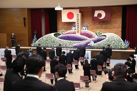 於熊本地震罹難者追悼儀式上默禱的家屬們=14日上午、熊本市中央區